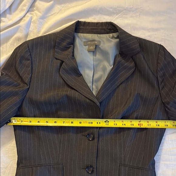 Ann Taylor lined fitted Women's Grey and Blue Pinstripe Blazer. Size 8. - Picture 11 of 12